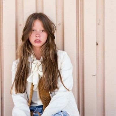 𑁍·˚. {𝘳𝘦𝘭𝘢𝘴𝘦.}, 📔﹠💭 : Actress ﹠ singer mostly passionated for the theather and music. Always creating new things.