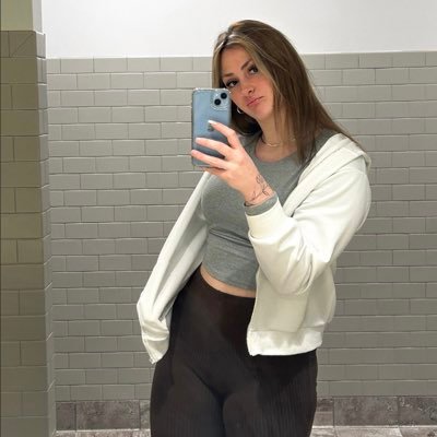 victoriahood_'s profile picture. 