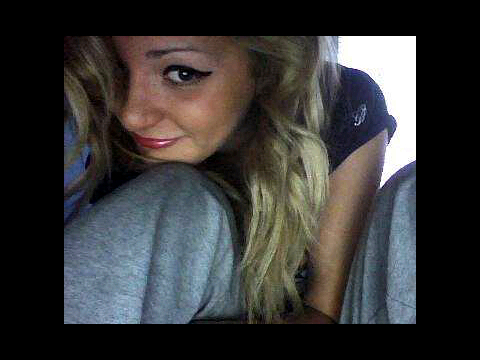 Hi ya, I'm Ashlee. 17 years young. I'm kind of a bitch. Single {RolePlay}