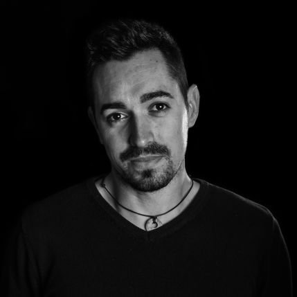 Enfermero por vocación, la del cuidado.
En Instagram: albertoj.poet.
Autor del poemario «Al abrigo de mis sensaciones». 👇