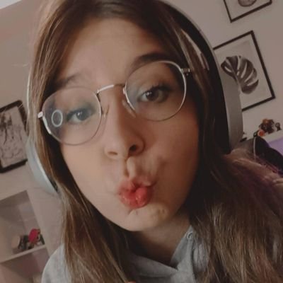 ¡Holi! Soy Nieves y me gusta pasar ratitos de chill charlando y jugando en directo a Los Sims 4 ♡ Puedes pasarte y saludar ✿ https://t.co/ieATp708Ty ✿