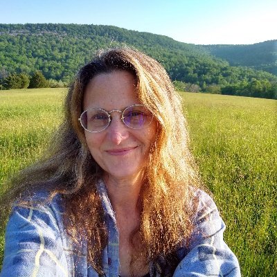 bspiderstudio's profile picture. Artist, Vegan, Meditator, SLP, Birder + Entomologist.  I wrote a scienc-y graphic memoir about Breast Cancer https://t.co/MGcZBsL1xL (#ad)