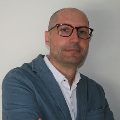 Diseñador web y UX/UI. Fan incondicional de Wordpress, los script, el diseño, la tecnología, los amigos, la familia y mi mujer. Y no en ese orden.