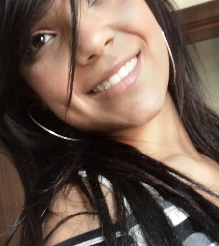 Uma garota alegre que viaja nos pensamentos que poucos conhecem, por trás esse sorrizo tímido, e é onde ela se realiza, pra mim lá tudo é possivel..