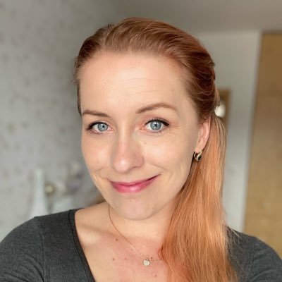 Právnička zběhlá k webdesignu. Matka dvou božích dcer. Povolání/náboženství: Wonder woman.