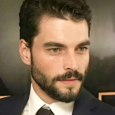 Loving the Turkish actor Akın Akinözü 🤍❤️