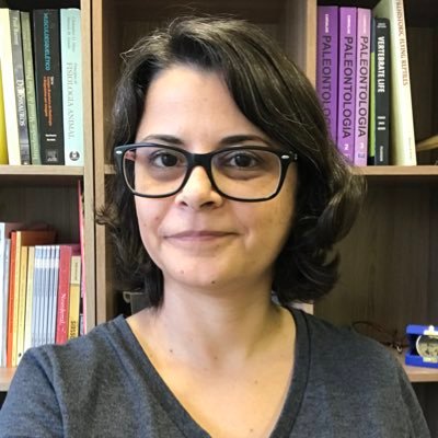 Bióloga, doutora em Zoologia, paleontóloga e professora. Perfil pessoal. Pterosaurologist. Opinions my own. She/her.