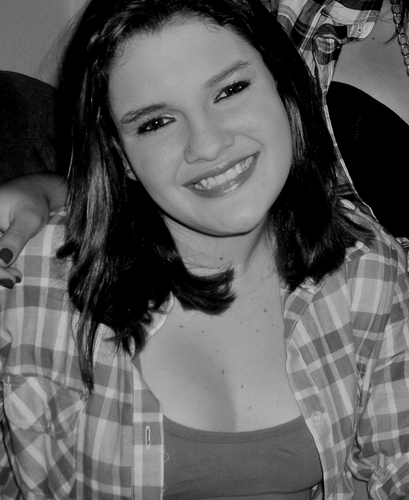 Tenho 15 anos, tenho muita fé em Deus, sou flamenguista de coração,  geminiana, possessiva, irritante, ignorante e MUITO chata (: