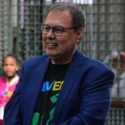 raulcazal's profile picture. La Ley, en su magnífica ecuanimidad, prohibe, tanto al rico como al pobre, dormir bajo los puentes, mendigar por las calles y robar pan. [Anatole France]