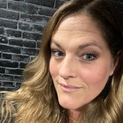 Boy mom. Sports cheerleader. Realtor. House flipper. Volunteer superstar aka overcommitted.