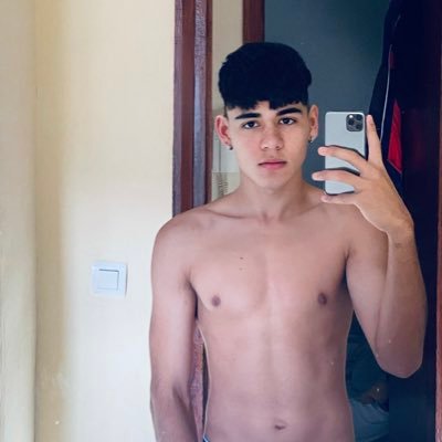 con ganas de conocer gente nueva :)tú quieres conocerme más?🙈👇🏽