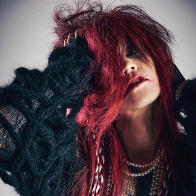 ギターを抱えたスピリチュアル・アクティヴィスト、SUGIZO様の非公式botです◆ただの熱心な杉スレが創ったbotで、ご本人様や事務所とは一切関係ございません◆ご本人様が過去に実際に発言した言葉をランダムでツイートしてます◆@を飛ばすと宇宙的なリプライをすることがあります◆中の人に何かご用があれば気軽にDMください♨