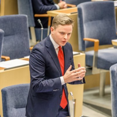 Moderat riksdagsledamot från Göteborg. Ledamot i försvarsutskottet. Kandidat till EU-parlamentet #6.  Swedish MP, member of the committee on defence.