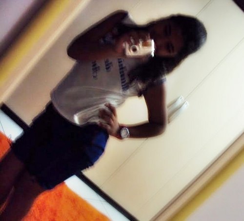 ' Elα sorri bonito e deixα os outros querendo sαber o segredo que α fαz feliz;
