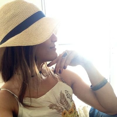 wine lover 🍷
cat person 🦁
language enthusiast 🇫🇷🇬🇧🇺🇲
fan of a good laugh 🙃