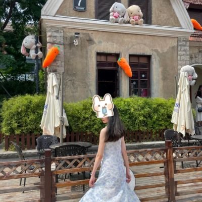 背着男朋友看推特的瑟瑟女大学生