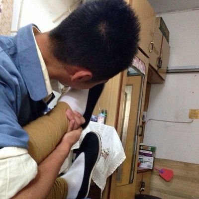 QQ2251543860's profile picture. 性瘾，广西桂林，喜欢三孔头套蒙面男大1白袜脚无套内射双龙肏我精液屄，27-175-65-0