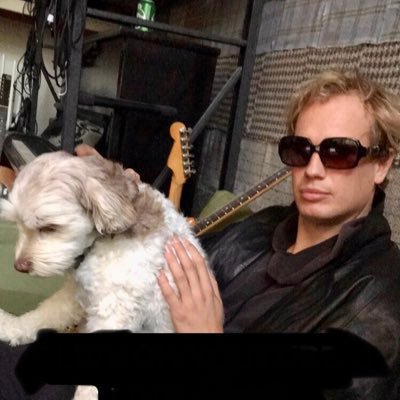 Electrical guitarist, looper and blue moon soundscaper 🌖 Singer and songwriter. Scribling and composing in various realms of Copenhagen