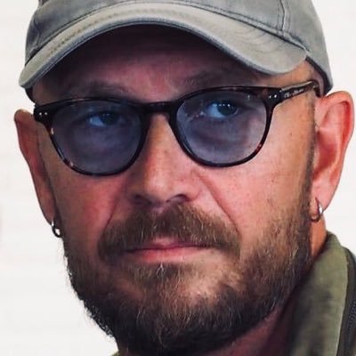 Weldenkend persoon met een tolerante open blik en groot liefhebber van mensen in alle vormen, maten en kleuren. Politiecommissaris. Tweets = persoonlijk!!