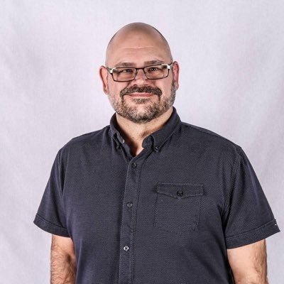 Sobre, 24h à la fois. joueur moyen de balle donnée et très Fier papa d une jeune adulte et de Snoopy le caniche