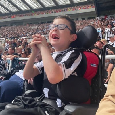 Theo 1️⃣0️⃣ 
Newcastle united ⚫️⚪️ 
I have cerebral palsy ♿️ 
Football days + Family Adventures 
Youtube: Theotoontv