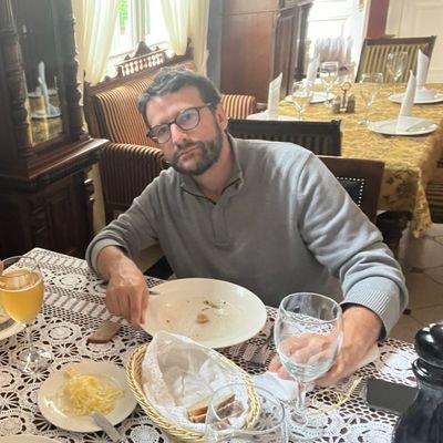 Libéral inquiet, conservateur de progrès, anarchiste révérant l'ordre, croyant sceptique. Adhérent et militant Nouvelle Énergie.