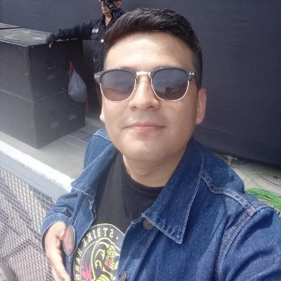 Hincha de la U. 
Aficionado del rock y cumbia-fusión. 
Abogado - UNMSM.
Maestría  en Derecho Constitucional - PUCP.
Law clerk - TC.