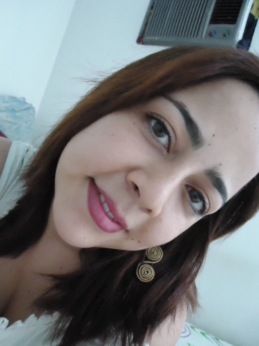 Uma pessoinha muito irreverente que gosta do novo, uma verdadeira metamorfose ambulante.