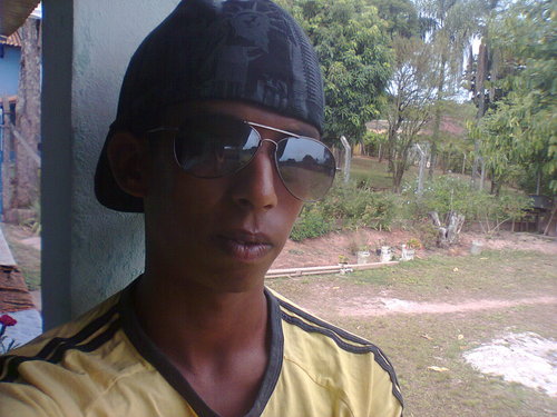 Me acho um cara fmz, as vezes irritante, sempre d bem com a vida, curto qualquer tipo d esportes e vcs julgam eu se quiserem!!