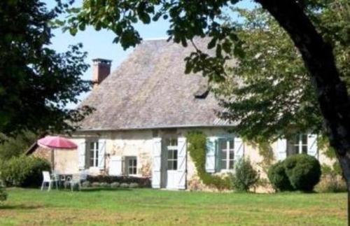 Gîte des Chaises Basses : une maison traditionnelle limousine en pleine nature avec vaste jardin et cheminée cantou. Label Gites de France Corrèze.