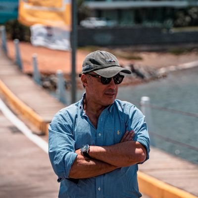 Las grandes obras las sueñan visionarios, las ejecutan luchadores, las aprovechan los cuerdos; y las critican los inútiles. Director de Saceem. Hincha del Manya