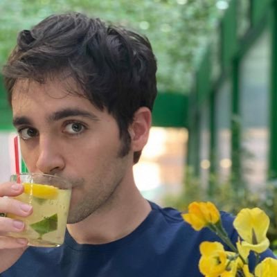 Garoto do século XX, herdeiro do ultra-romântico, cujo sangue é verde e amarelo e tem gosto de cachaça.
