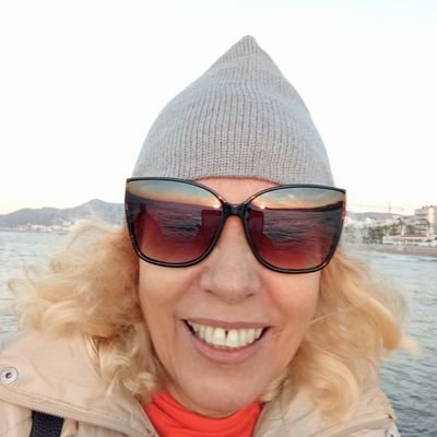professora de Língua portuguesa e literatura,lulista,petista. arranho inglês e espanhol e sou esquerda desde que fui lançada nesse mundão. Flamenguista.