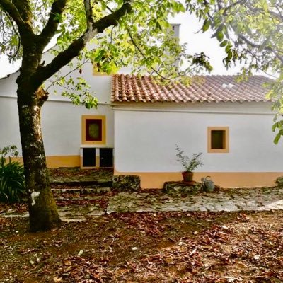 Uma casa numa aldeia com casinhas, eiras e cisternas em pedra, no ♡︎ do parque natural. 👉🏡@casamansarda https://t.co/rJqZHmk6yO