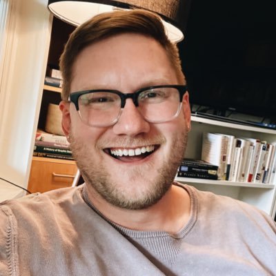 Queer therapist helping folks move beyond shame š³ļøāš š: āBeyond Shameā & āHoly Runawaysāš: @queerologypod. Rep by @RachelleGardner