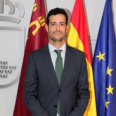 Politólogo, Máster en Comunicación Política e Institucional.