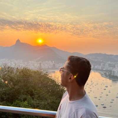 Pele dourada, boca carnuda, grande rabo, boas mamas e rica, essa é Meghan Fox. Eu sou Evllon. Utilizo aqui para interagir sozinho, as vezes com outras pessoas.