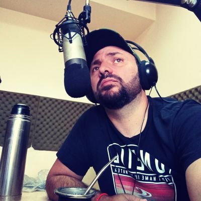 Padre de dos Evitas. Periodista y director de FM Voces 107.7. Técnico de fútbol profesional