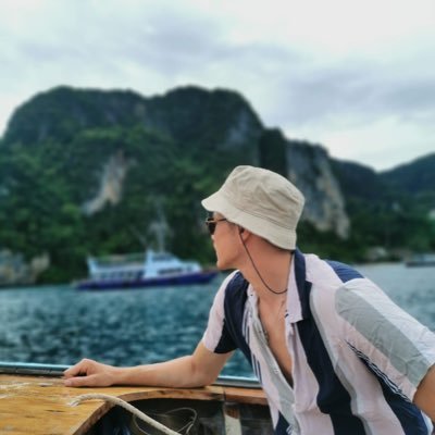 jacobdersechste's profile picture. Schwimmen, Fußball und Politik. Aber hauptsächlich privat.