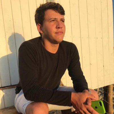 22 anos / Estudando Graduação em Administração/ Motorista de Caminhão
