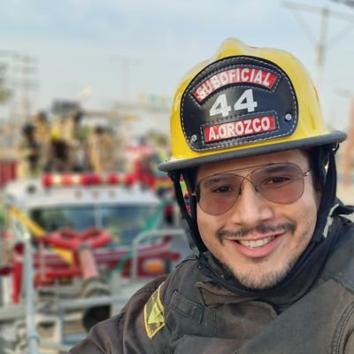 Ecuatoriano de nacimiento. Economista de profesión. Político de espíritu. Bombero Voluntario. Aventurero, Soñador e Idealista. |Sic • Parvis • Magna|