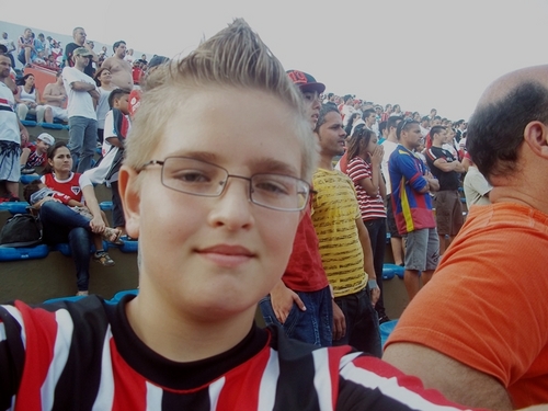 são paulino, do risada, choro, brinco, brigo, falo muito, xingo, sou ciumento, sincero, chato, impaciente.. deus, foco, força e fé . e irmão da @cahl_sousa s2