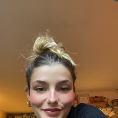 CharlyneDelpino's profile picture. eb