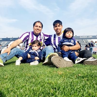 Peruano, 101% Blanquiazul, papá de Miljan, Franjo e Ivanna. El fútbol es lo más importante de las cosas menos importantes.