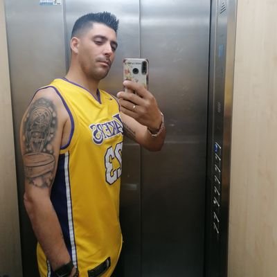 madridista 100%
he visto ganar 9 champions a mi real Madrid
primer madridista en tatuarse el nuevo bernabeu
y muy de vox 🇪🇦