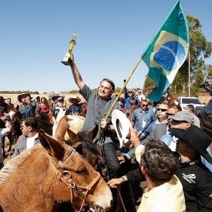 sou trabalhador honesto amo minha arte. E, sou totalmente contra um corrupto e ex presidiário seja meu presidente. #ExPresidiarioNão