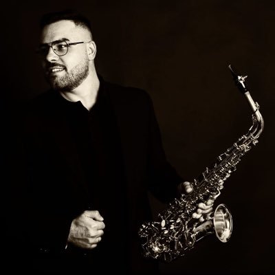 Saxofonista 🎷 Profesor de saxofón👨‍🏫 en @AMCullarVega Director/Conductor Compositor 🎹🎧📝💻