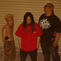 SHIZUOKA CITY NEW WAVE OF ANAL FUCK ROCK'N'ROLL BAND
喧嘩上等です。                             
Gu/Vo:RYOMA(Herrschaft)
Ba:YU-YA(気違い部落)
Dr:MOHIKAN(inverted triangle)