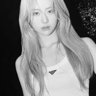 ` 𝐏𝐀𝐑𝐎𝐃𝐘 ㅡ#⃞⃝2001┊a𝗇 𝘷𝘪𝘴𝘶𝘢𝘭 𝒈𝒊𝒓𝒍 who 𝗁𝖺𝗌 𝗮𝗱𝗱𝗶𝗰𝘁𝗶𝘃𝗲 voice and ғʀᴇsʜ looking smile, 𝘵hat is 허윤진.