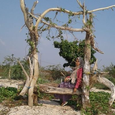tetap tersenyumlah meski keadaan memaksamu untuk tidak tersenyum